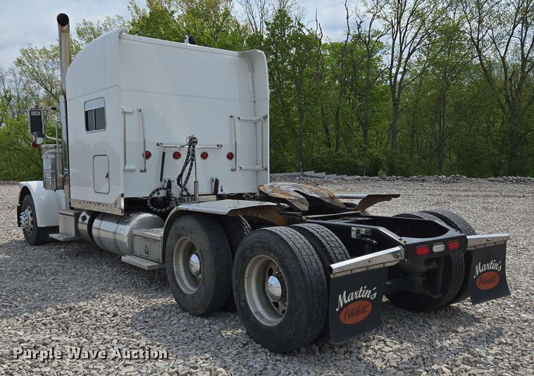 image for item YA0476 2019 Peterbilt 389 semi truck
