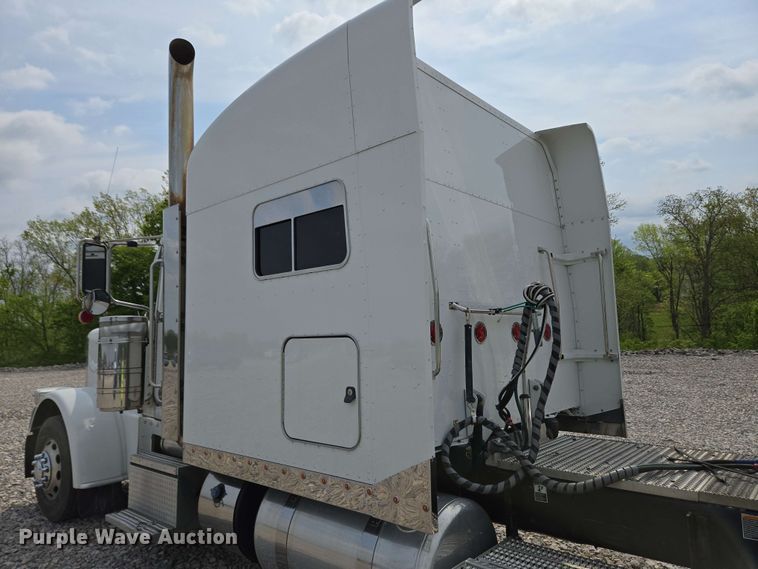 image for item YA0476 2019 Peterbilt 389 semi truck