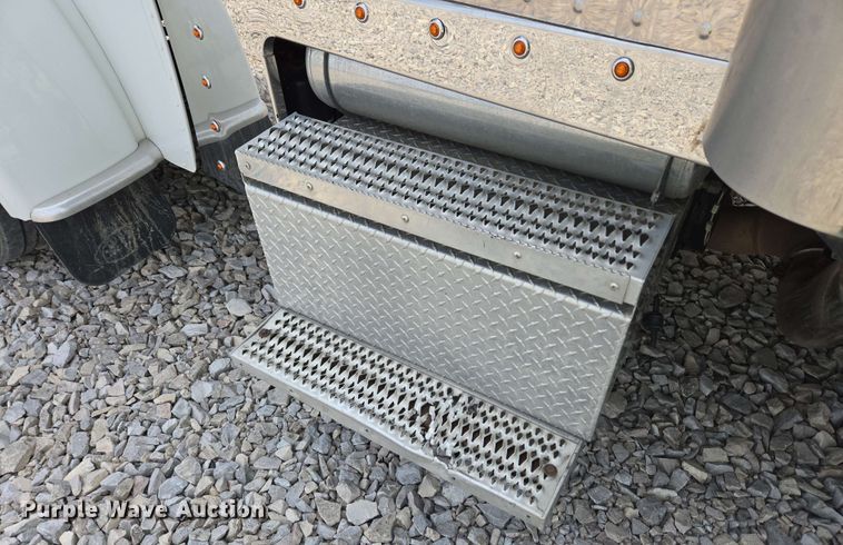 image for item YA0476 2019 Peterbilt 389 semi truck