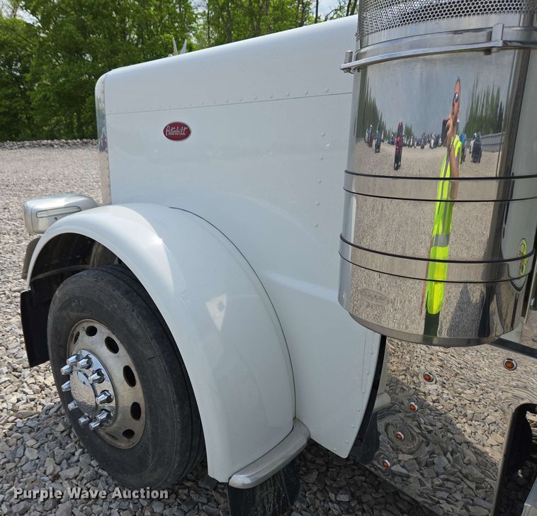 image for item YA0476 2019 Peterbilt 389 semi truck