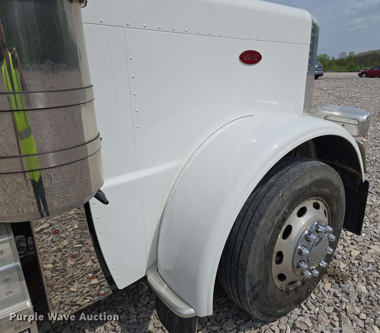 image for item YA0476 2019 Peterbilt 389 semi truck