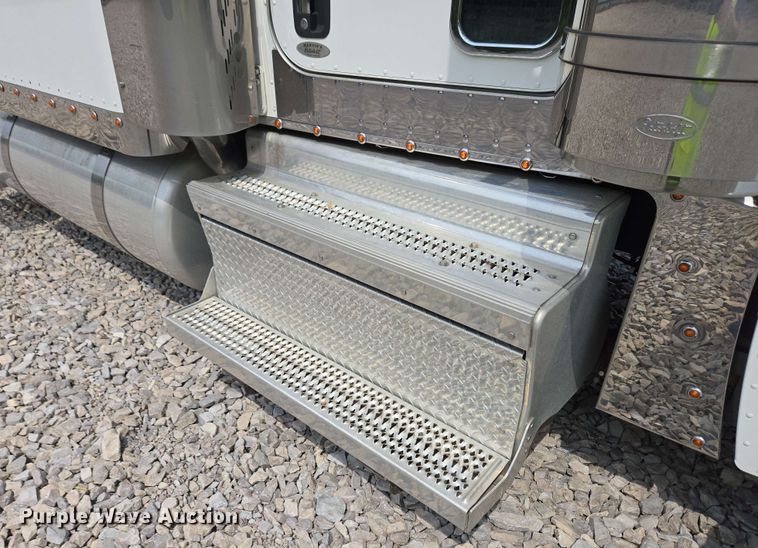 image for item YA0476 2019 Peterbilt 389 semi truck
