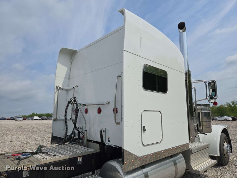 image for item YA0476 2019 Peterbilt 389 semi truck