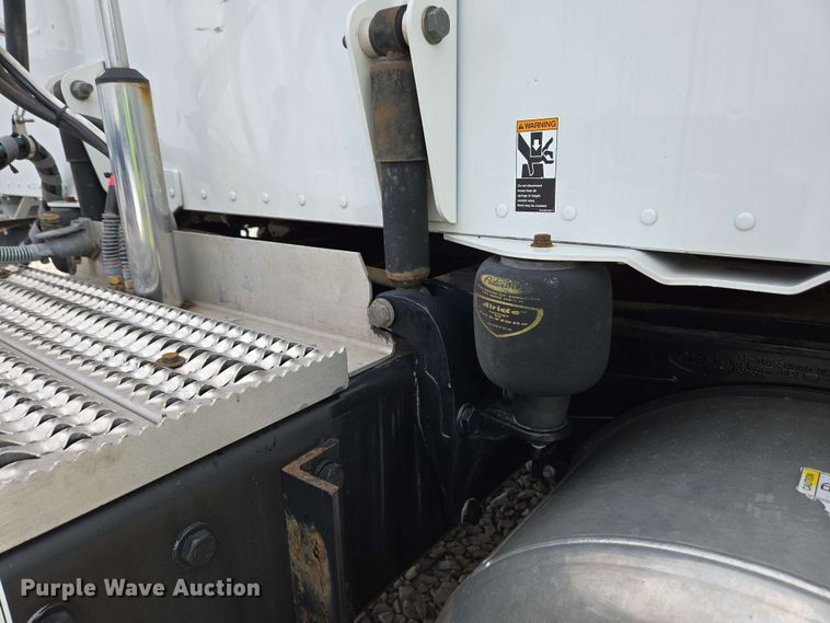 image for item YA0476 2019 Peterbilt 389 semi truck