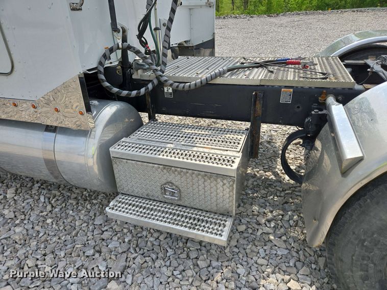 image for item YA0476 2019 Peterbilt 389 semi truck