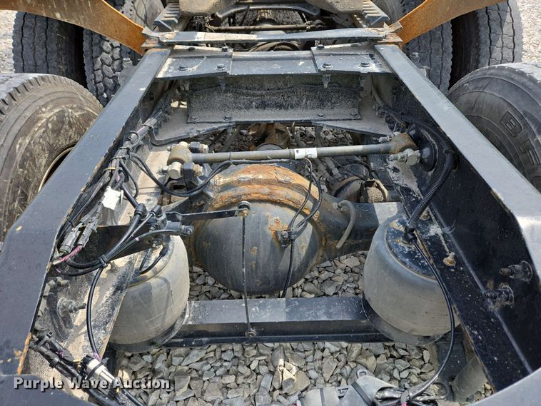 image for item YA0476 2019 Peterbilt 389 semi truck