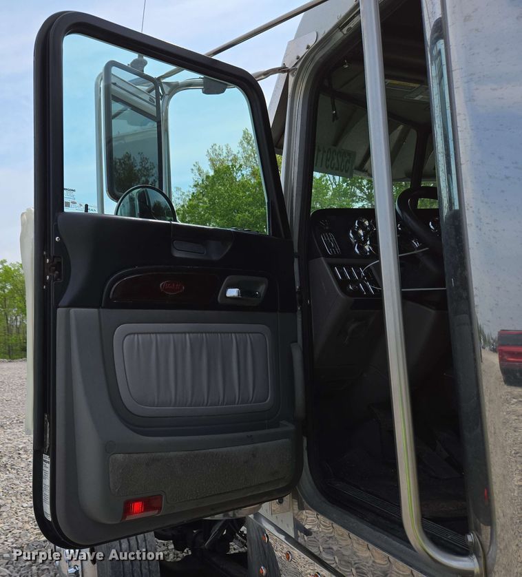 image for item YA0476 2019 Peterbilt 389 semi truck