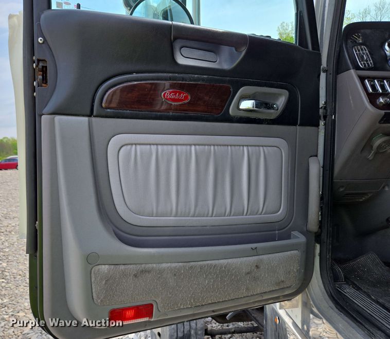 image for item YA0476 2019 Peterbilt 389 semi truck