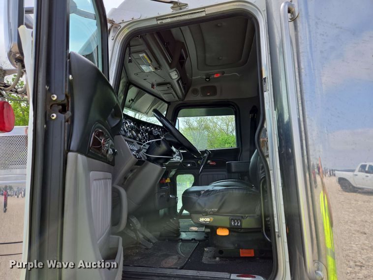 image for item YA0476 2019 Peterbilt 389 semi truck