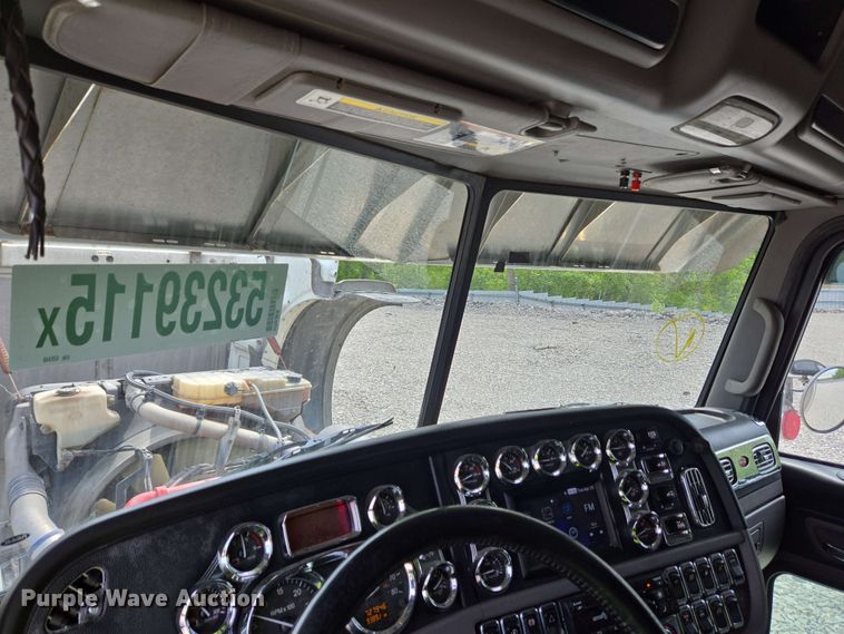 image for item YA0476 2019 Peterbilt 389 semi truck