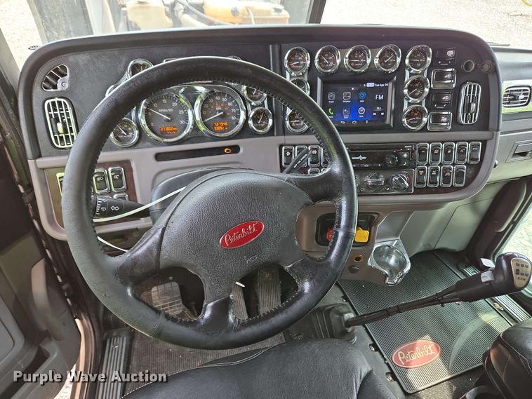 image for item YA0476 2019 Peterbilt 389 semi truck