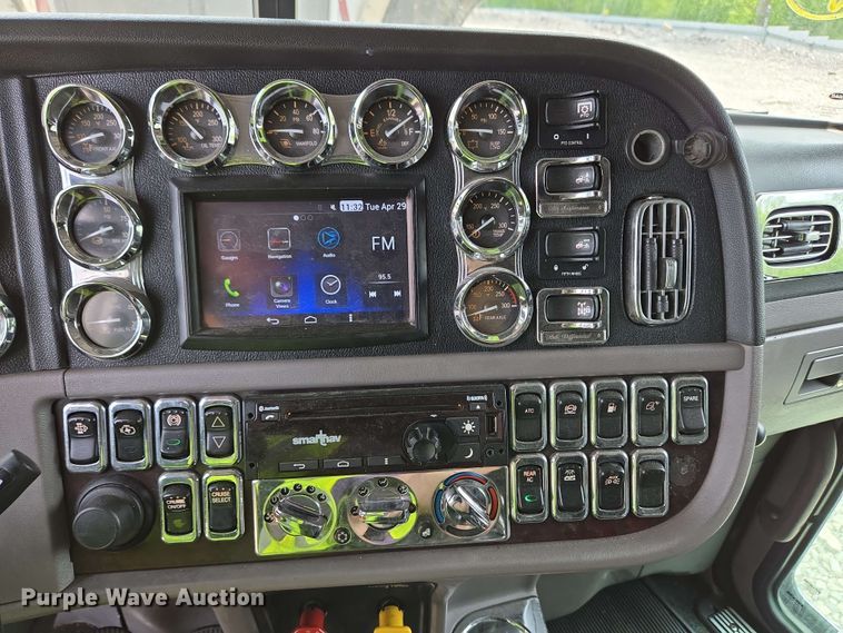 image for item YA0476 2019 Peterbilt 389 semi truck