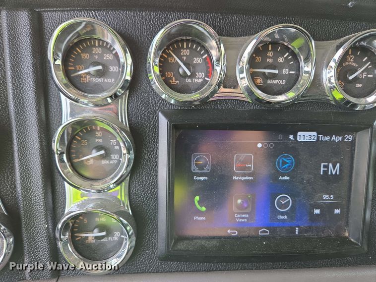 image for item YA0476 2019 Peterbilt 389 semi truck