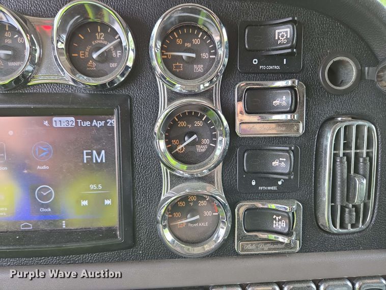 image for item YA0476 2019 Peterbilt 389 semi truck