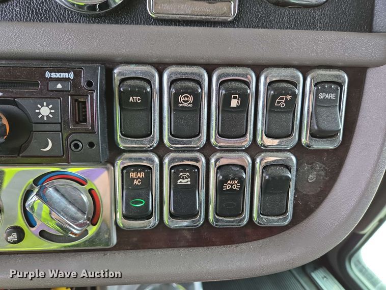 image for item YA0476 2019 Peterbilt 389 semi truck