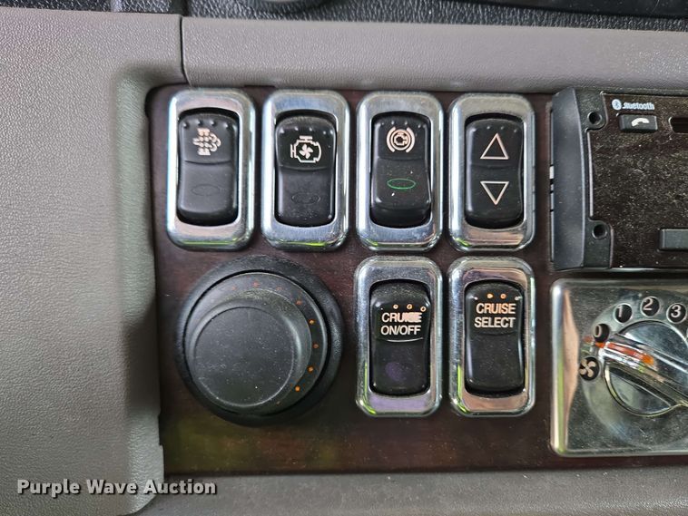 image for item YA0476 2019 Peterbilt 389 semi truck