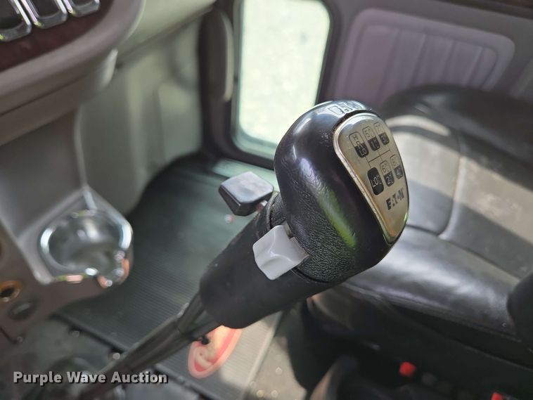 image for item YA0476 2019 Peterbilt 389 semi truck