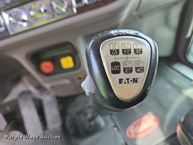 image for item YA0476 2019 Peterbilt 389 semi truck