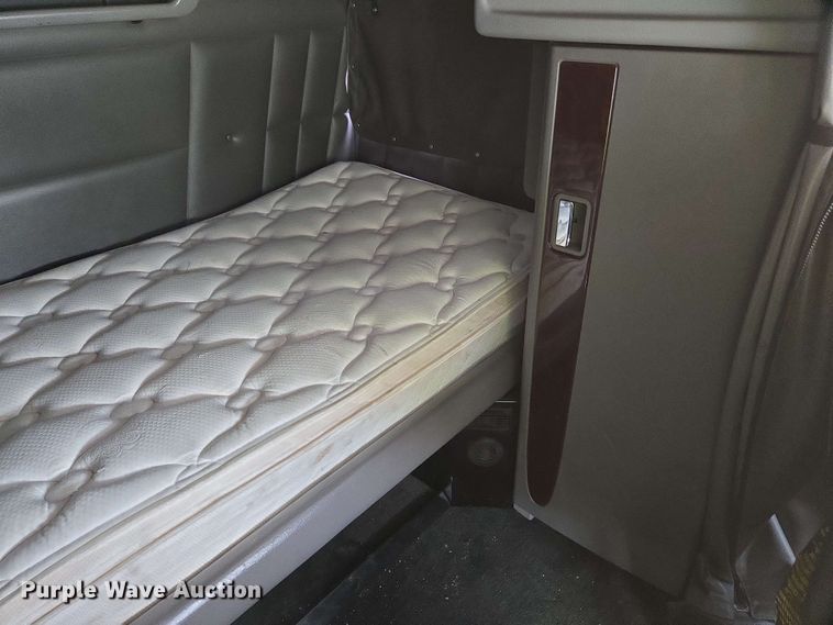 image for item YA0476 2019 Peterbilt 389 semi truck