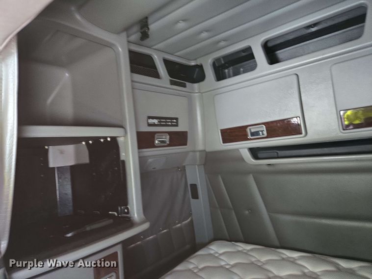 image for item YA0476 2019 Peterbilt 389 semi truck