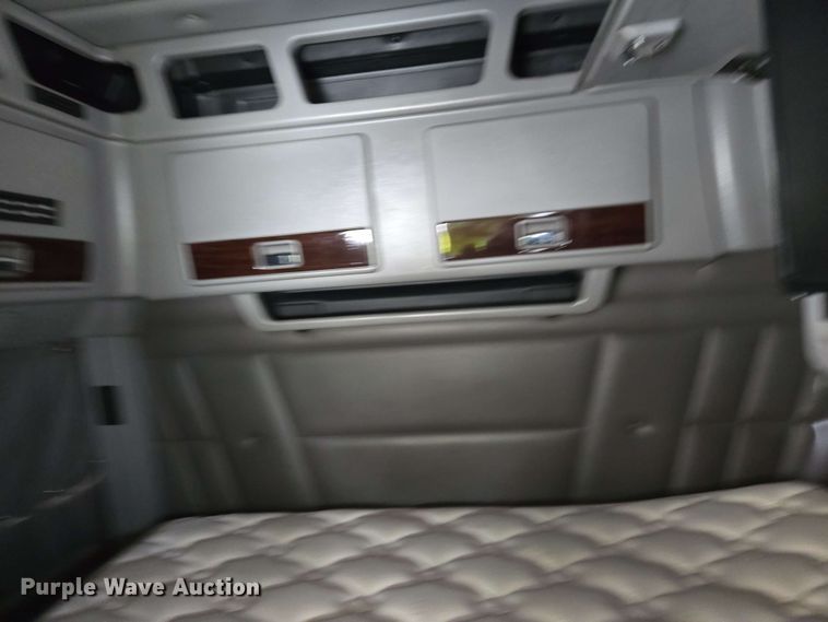 image for item YA0476 2019 Peterbilt 389 semi truck