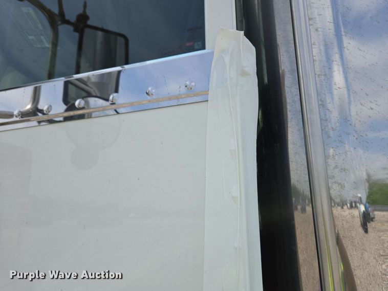 image for item YA0476 2019 Peterbilt 389 semi truck