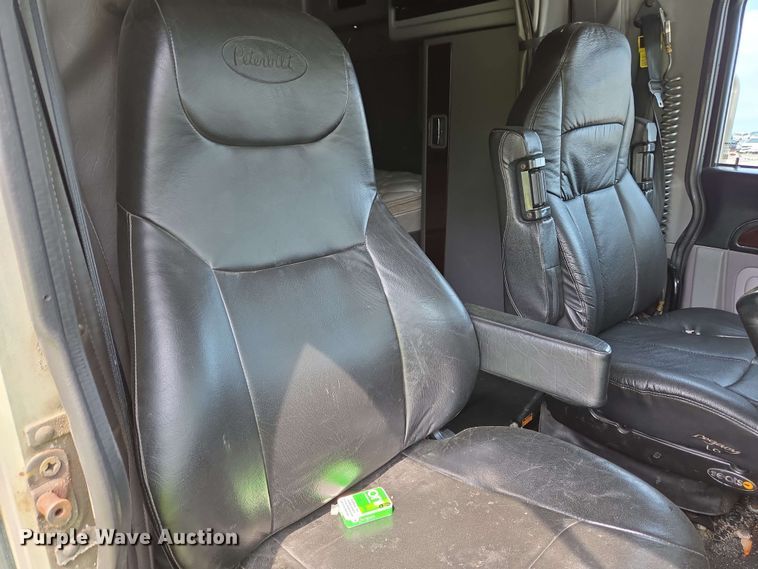 image for item YA0476 2019 Peterbilt 389 semi truck