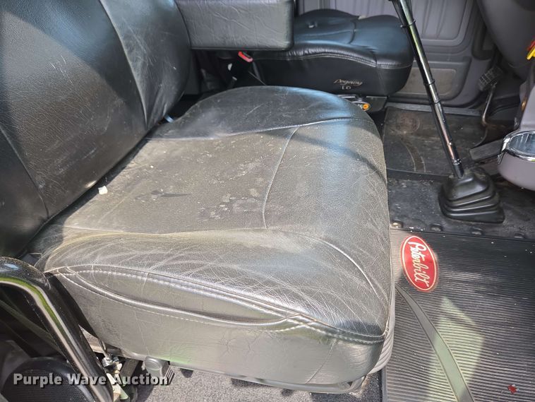 image for item YA0476 2019 Peterbilt 389 semi truck