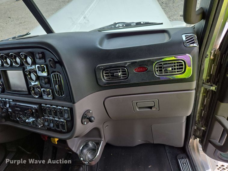 image for item YA0476 2019 Peterbilt 389 semi truck