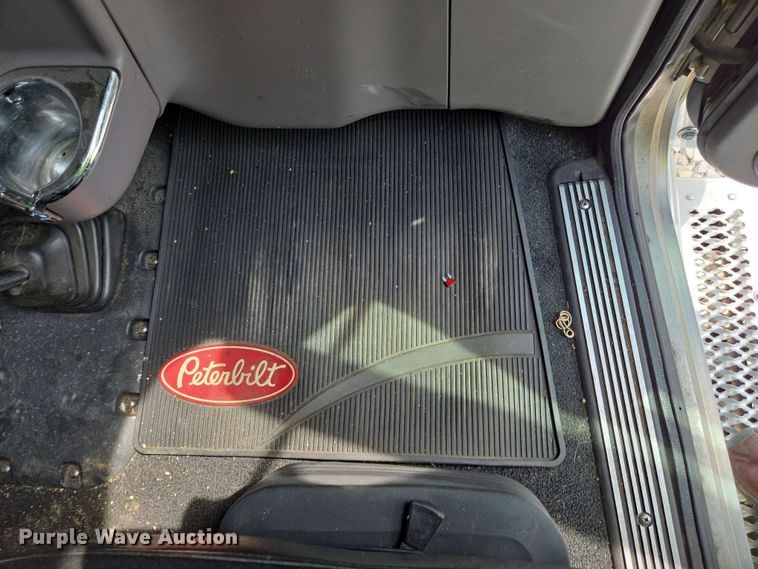 image for item YA0476 2019 Peterbilt 389 semi truck