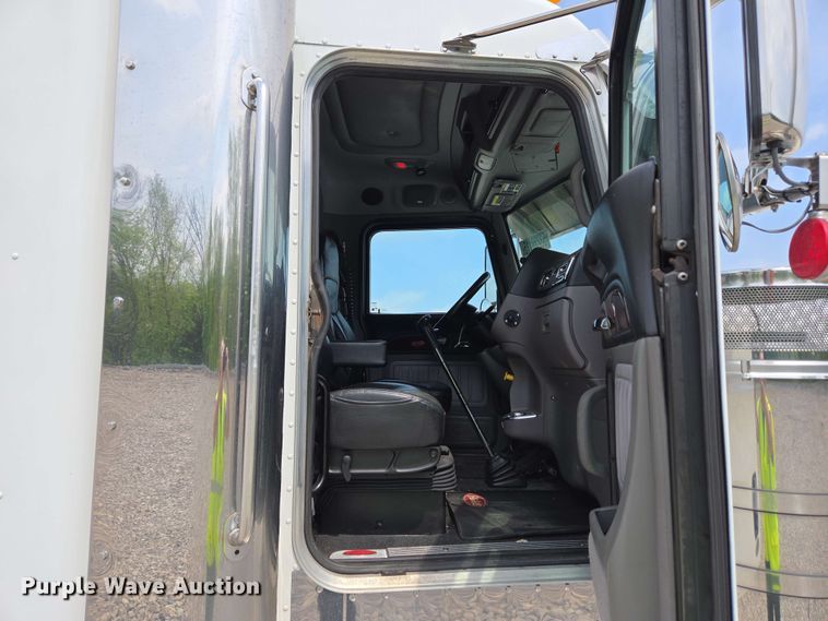 image for item YA0476 2019 Peterbilt 389 semi truck