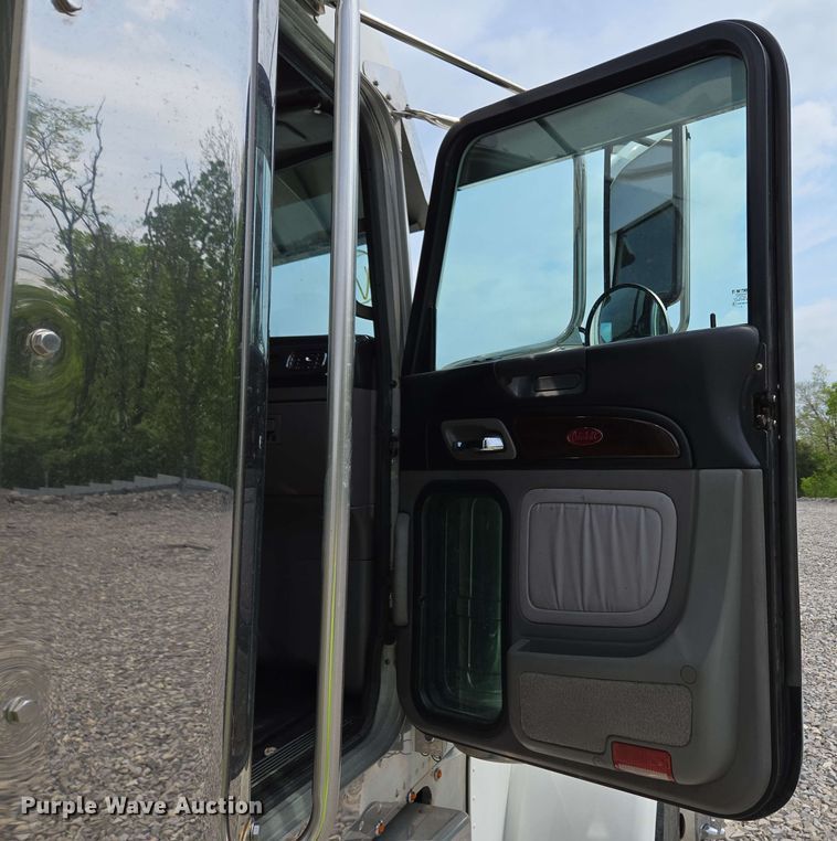 image for item YA0476 2019 Peterbilt 389 semi truck
