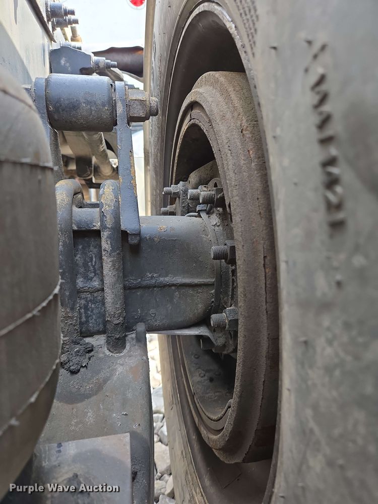 image for item YA0476 2019 Peterbilt 389 semi truck