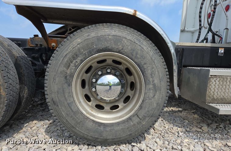 image for item YA0476 2019 Peterbilt 389 semi truck