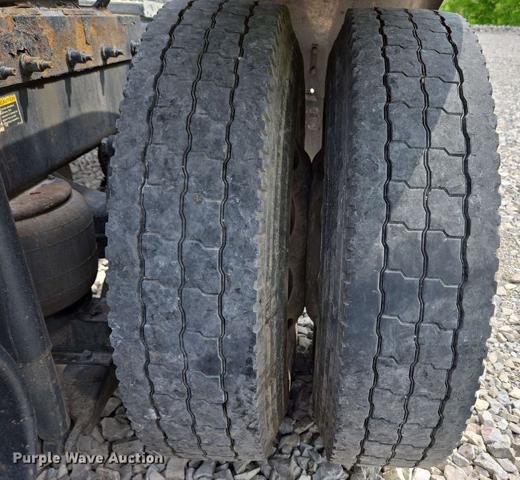 image for item YA0476 2019 Peterbilt 389 semi truck