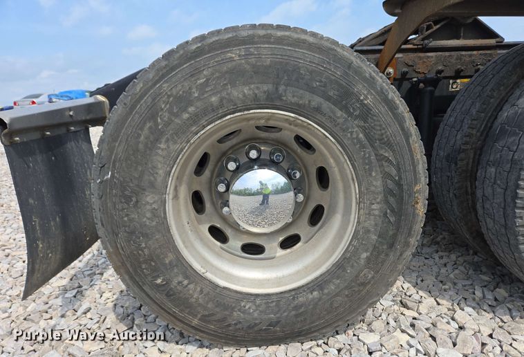 image for item YA0476 2019 Peterbilt 389 semi truck