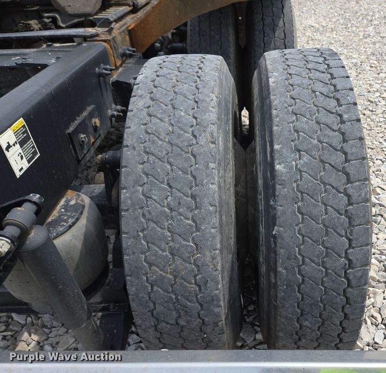 image for item YA0476 2019 Peterbilt 389 semi truck