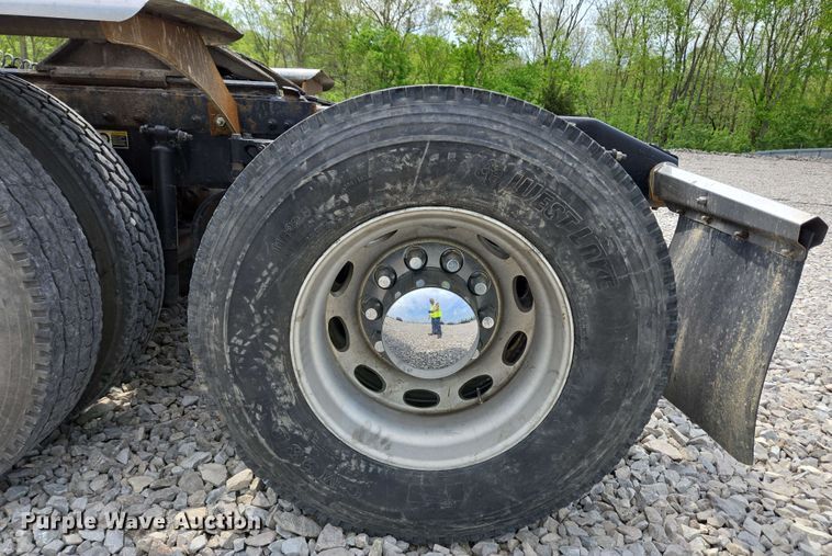 image for item YA0476 2019 Peterbilt 389 semi truck