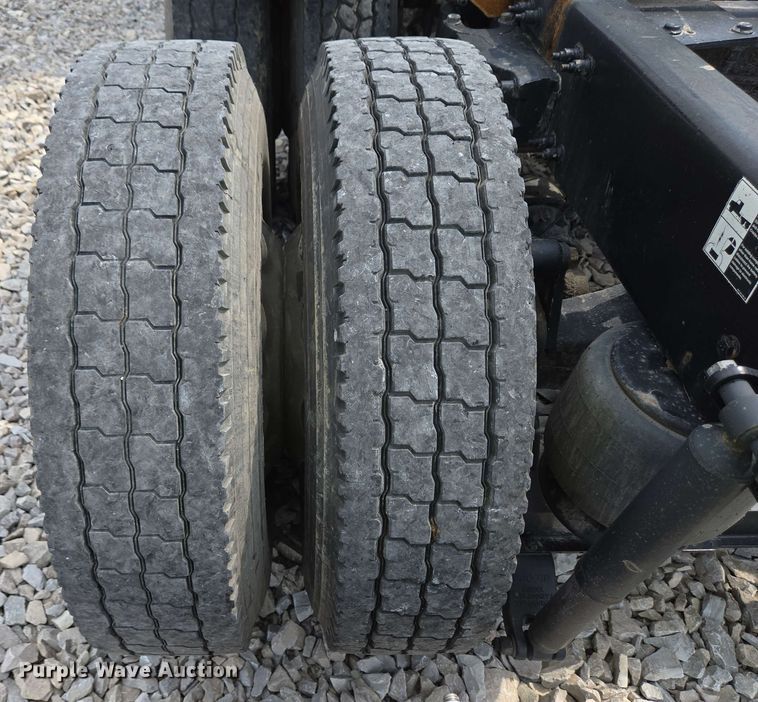 image for item YA0476 2019 Peterbilt 389 semi truck