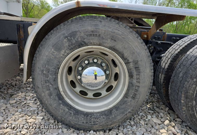 image for item YA0476 2019 Peterbilt 389 semi truck