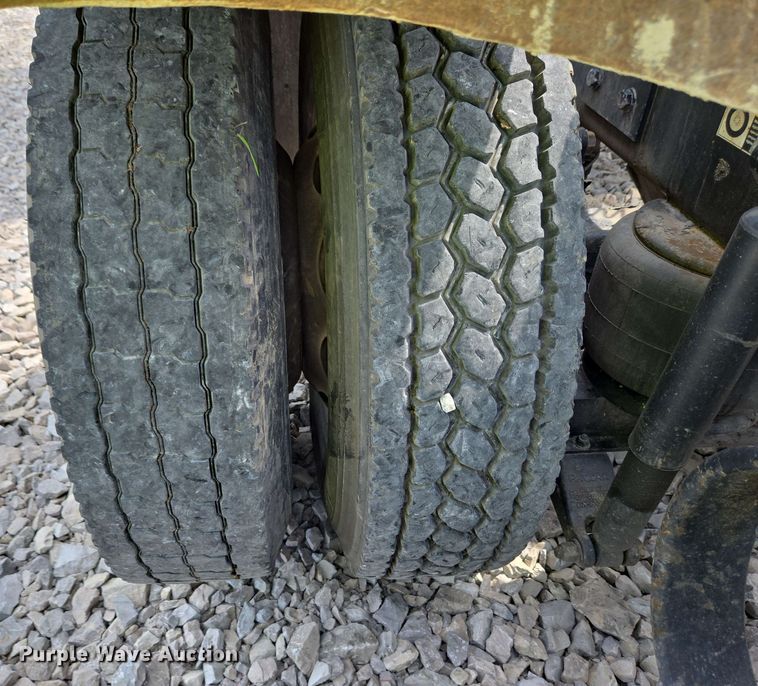 image for item YA0476 2019 Peterbilt 389 semi truck