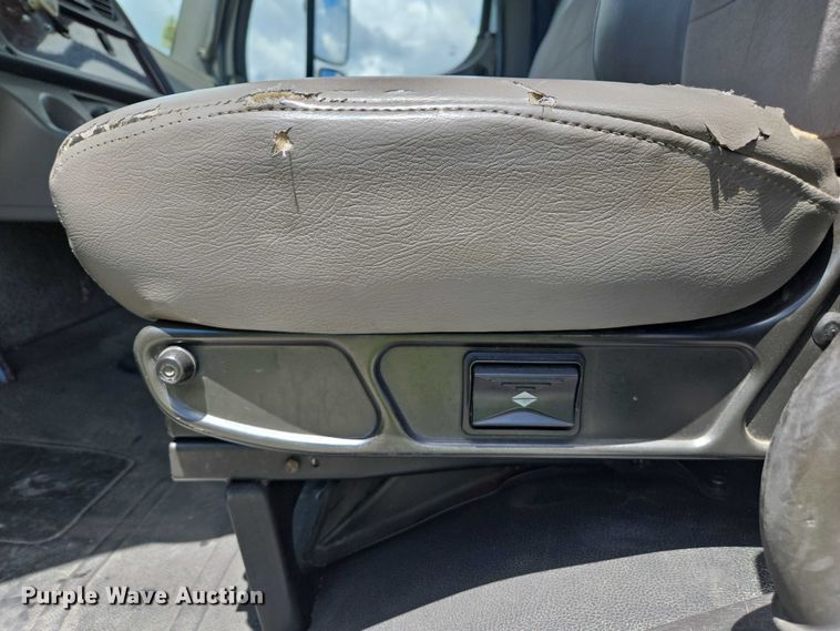 image for item YA0492 2012 Freightliner  Business Class M2 106 box truck