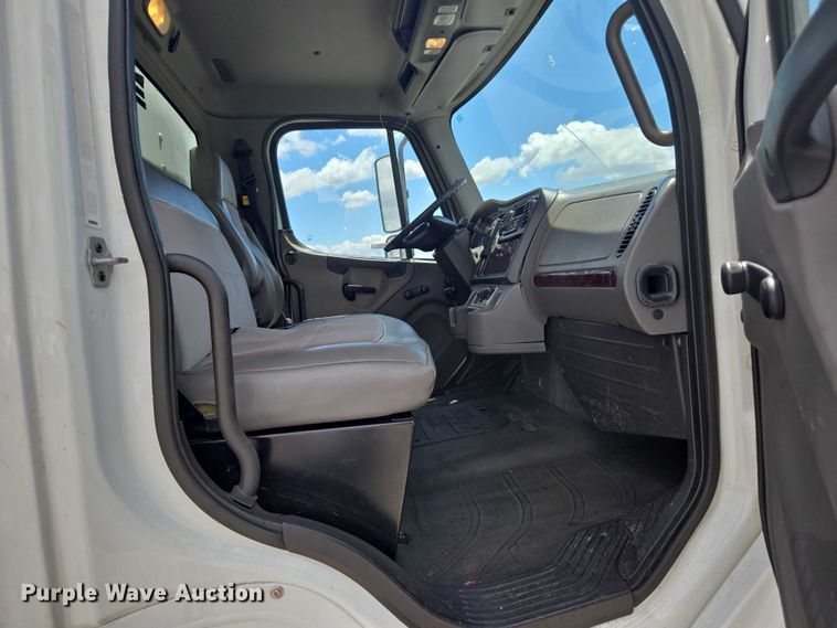 image for item YA0492 2012 Freightliner  Business Class M2 106 box truck