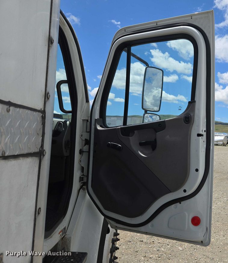 image for item YA0492 2012 Freightliner  Business Class M2 106 box truck