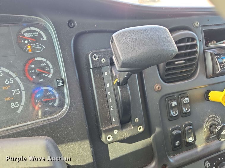 image for item YA0523 2014 Freightliner Business Class M2 106 box truck