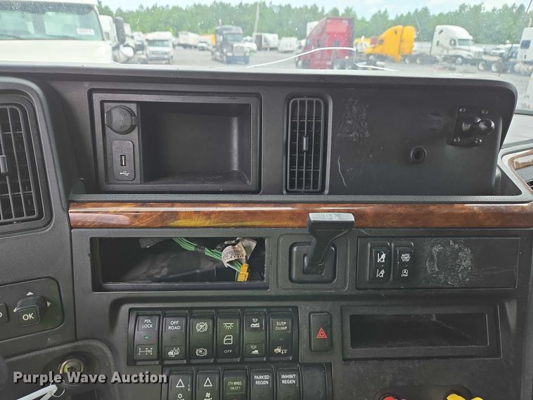 image for item YA0540 2018 International LT625 semi truck