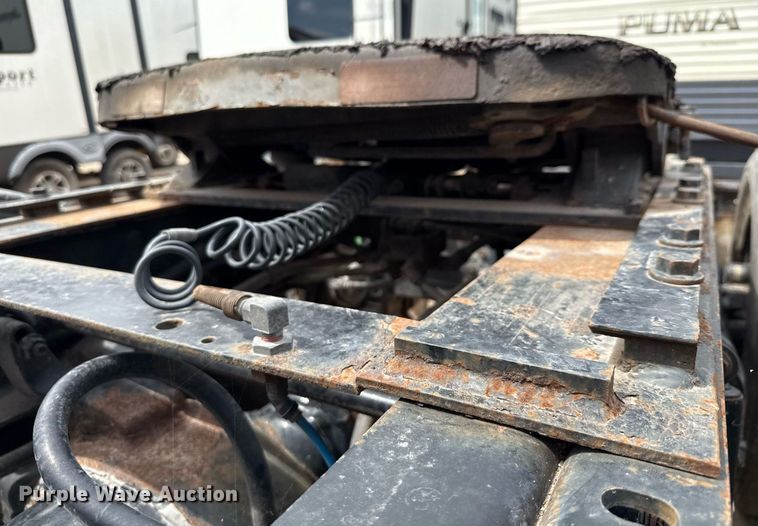 image for item YA0554 2014 International ProStar Plus 122 semi truck