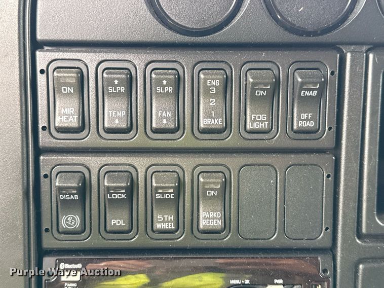 image for item YA0554 2014 International ProStar Plus 122 semi truck