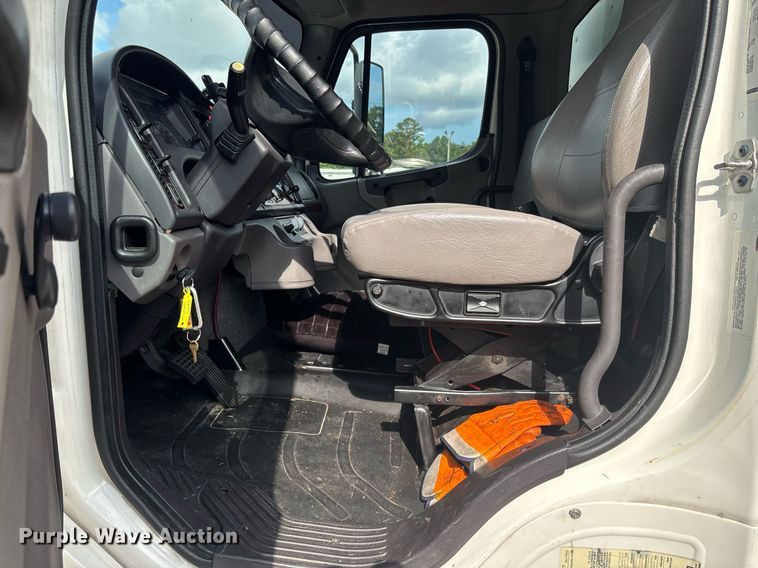 image for item YA0555 2018 Freightliner Business Class M2 106 box truck