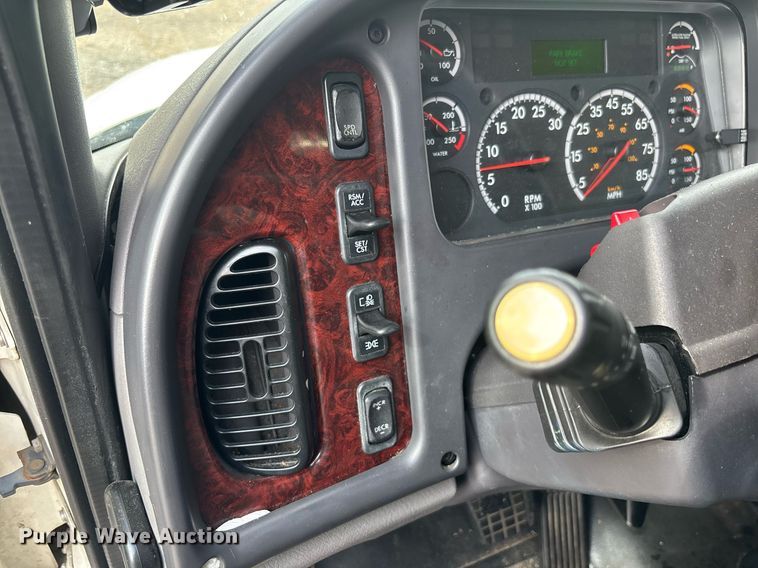 image for item YA0555 2018 Freightliner Business Class M2 106 box truck